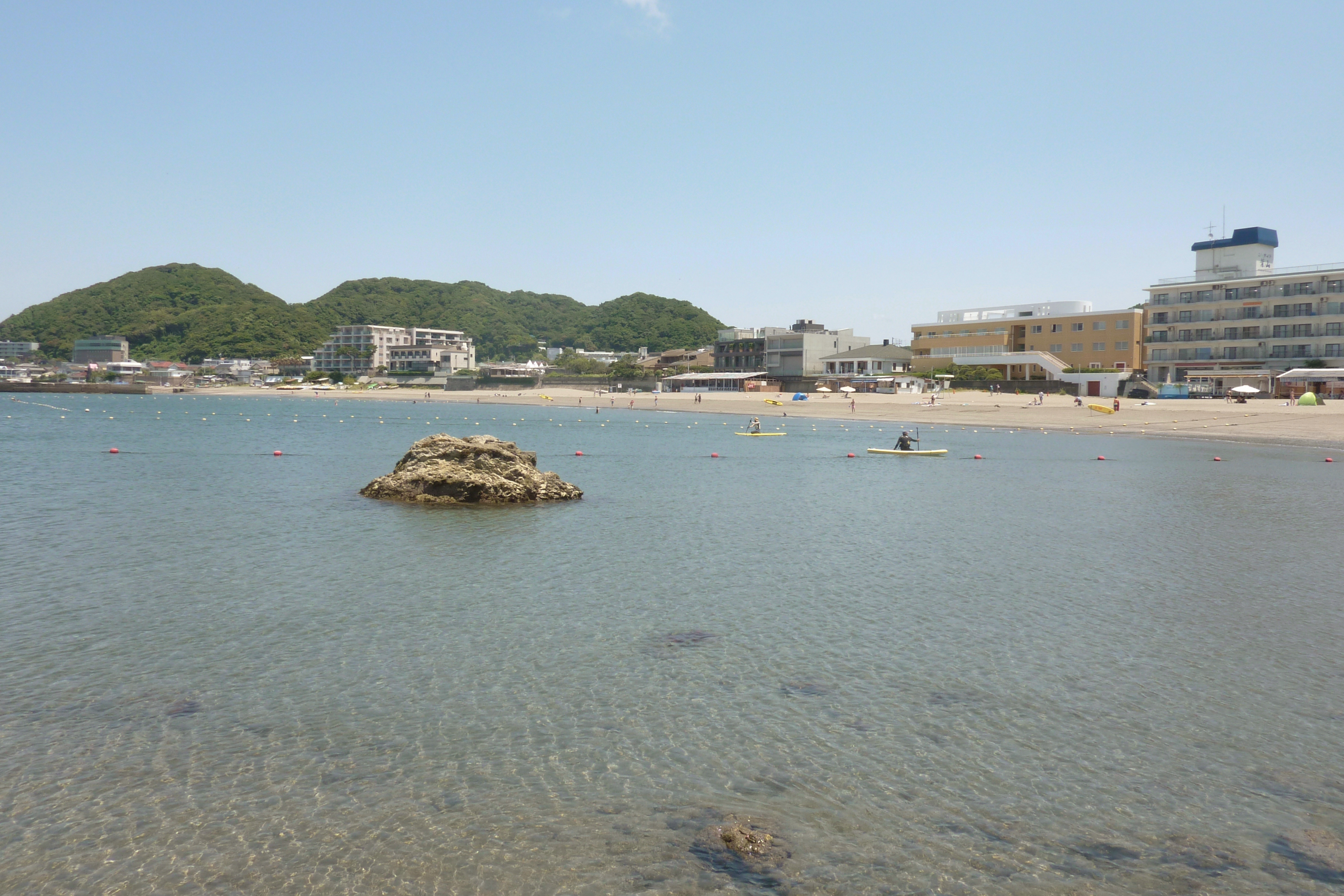 穏やかな入り江でカヤックやパドルボードを楽しむ、森戸海岸のようす