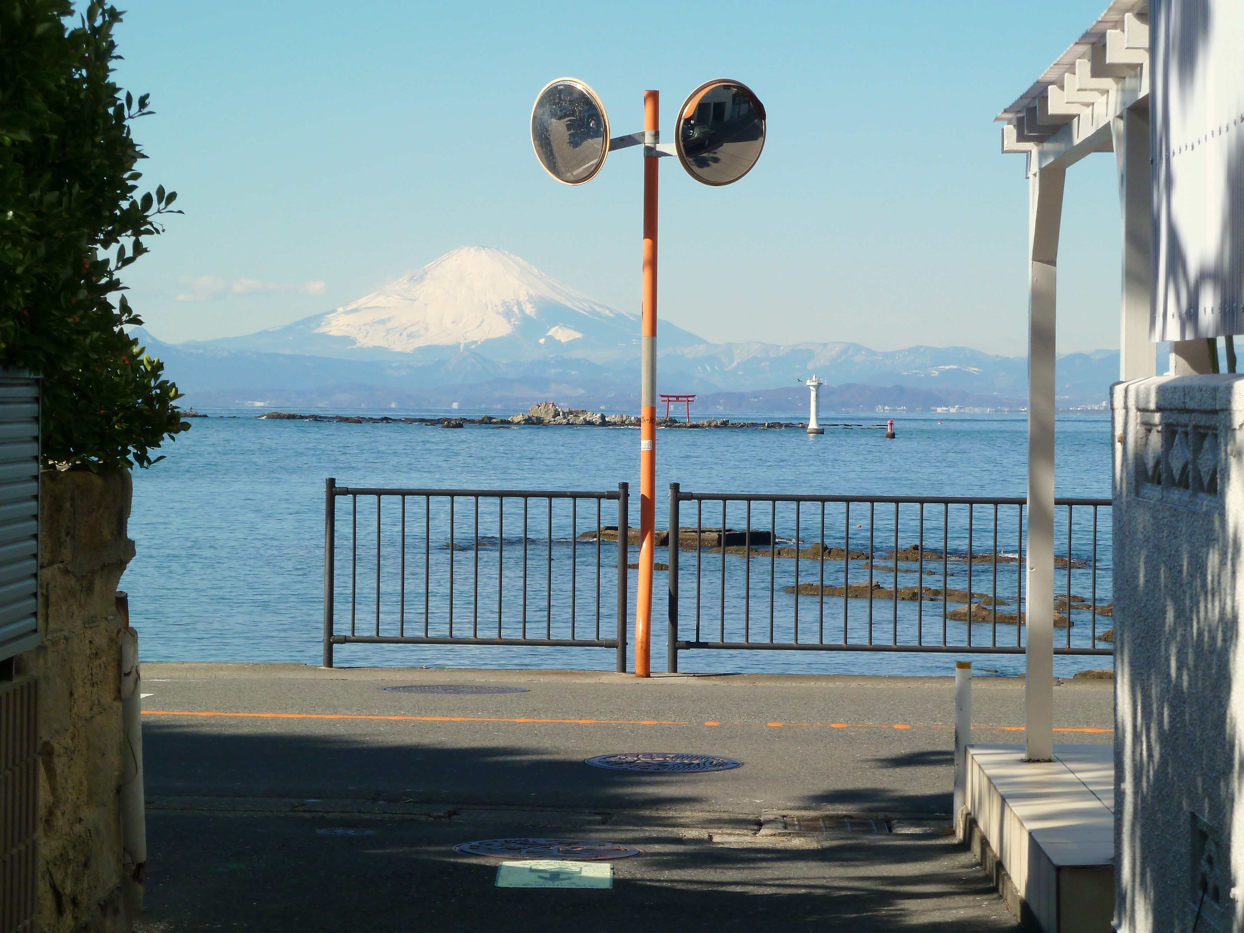 堀内の海岸から望む富士山と、赤い鳥居・灯台のある海岸線