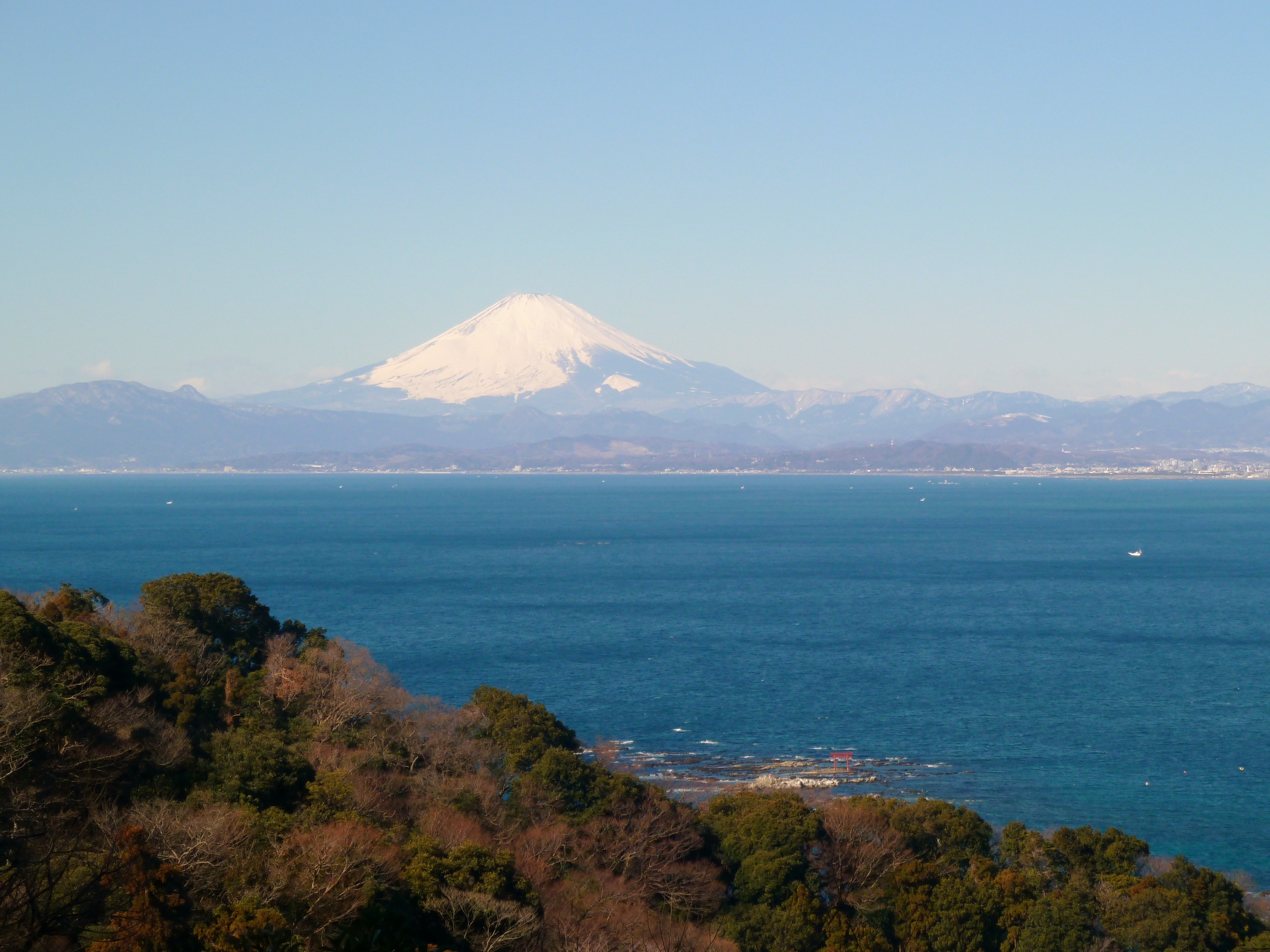 三ヶ岡山から望む富士山と、海に立つ赤い鳥居