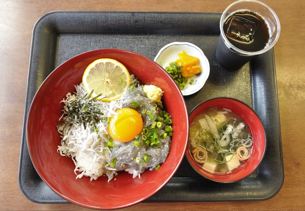 生しらすと卵黄をのせた、葉山名物のしらす丼